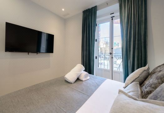 Cozy Apartment Near Atocha Station and Reina Sofía Museum