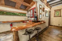 Fairytale Themed Secluded Cabin- Pets ok, King Bed, Fast Wi-Fi!