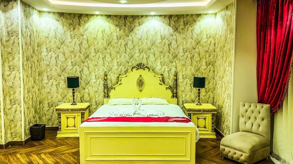 Cozy 3-bedroom apartment in charming Giza Pyramids Plateau with WiFi, AC.