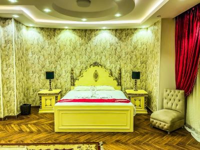 Cozy 3-bedroom apartment in charming Giza Pyramids Plateau with WiFi, AC.