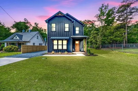 19th Hole - Pickelball, Park, Downtown, Sim Access