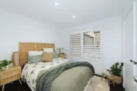 OCEAN SUNRISES-AVOCA  BEACH-Ocean & lake views, birdlife, 2 min drive to beach Hotels in Avoca Beach