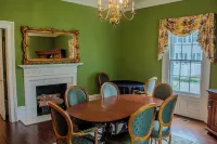 The Rose Room - Charming Private Studio w/ Ensuite Bath in Historic Home Hotels in Clinton
