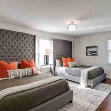 Tranquil Luxury Hot Tub Near Downtown, Airport Rooms