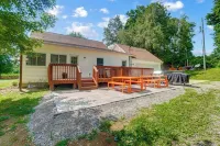 5 Bedroom + 2 Barns + Basketball + Pickle ball + Fire pit + Hot Tub!