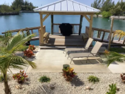 Charming New Blue Studio on water with dock, WiFi & AC in fun time Freeport