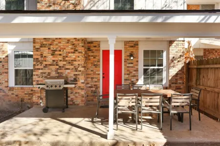 Newly Remodeled House in a Quiet Neighborhood. Отели в г. Леон Вэлли