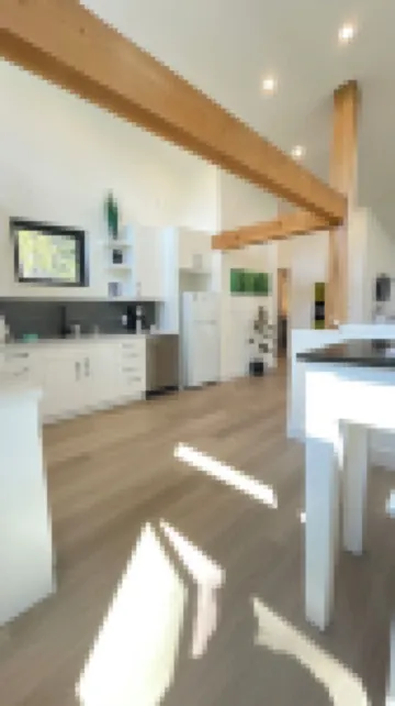 Charming 1-bedroom apartment in Roberts Creek with WiFi. Hotels in Roberts Creek