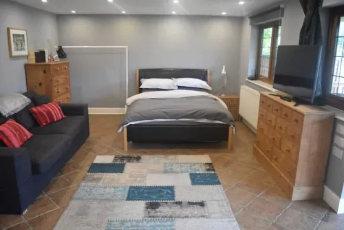 Spacious Private Garden Studio Hotels in Kings Langley