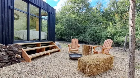 The Minimalists, Tiny House in the heart of Sologne Отели в г. Линьи-ле-Рибо