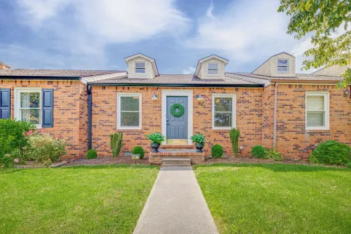 Stylish Condo, Sleeps 6, Private Fenced in Back Yard with Pergola and Fire Pit.