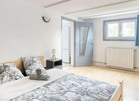 Apparemment à Côté du Meet Отели в г. Корнбарьё