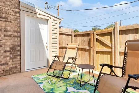 Modern Townhome with King Bed & Office