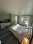 Cozy Renovated Cabin in Central Boothbay– Peaceful, Private, Close to Everything Hotels in Boothbay