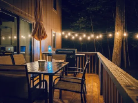 Cozy Cabin Escape w. Fireplace + Fire Pit 萊克酒店