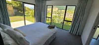 Modern Hilltop Retreat with Mountain Views Hotels in Ngongotaha