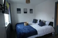 Cosy home away from home. Ideal for families, contractor and more. Hotels in Smethwick