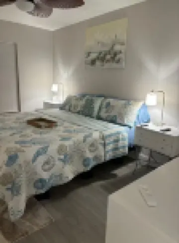Starfish Kisses, beautiful pool home, 8 min from beach, 12 min to speed way.