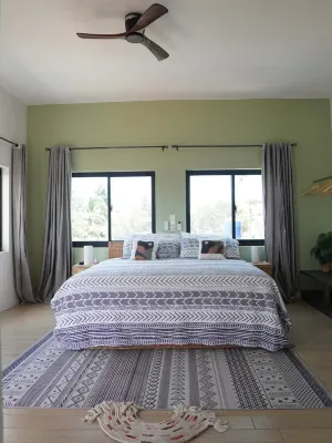 Spacious 4-bedroom townhome with AC and WiFi in fabulous Porto-Novo Hoteles cerca de Mosquée Al - Mahdi