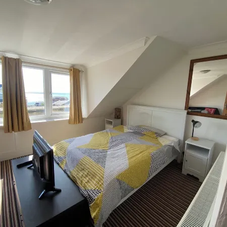 Pet Friendly, Top Floor Apt w/ Sea View, Sleeps 5