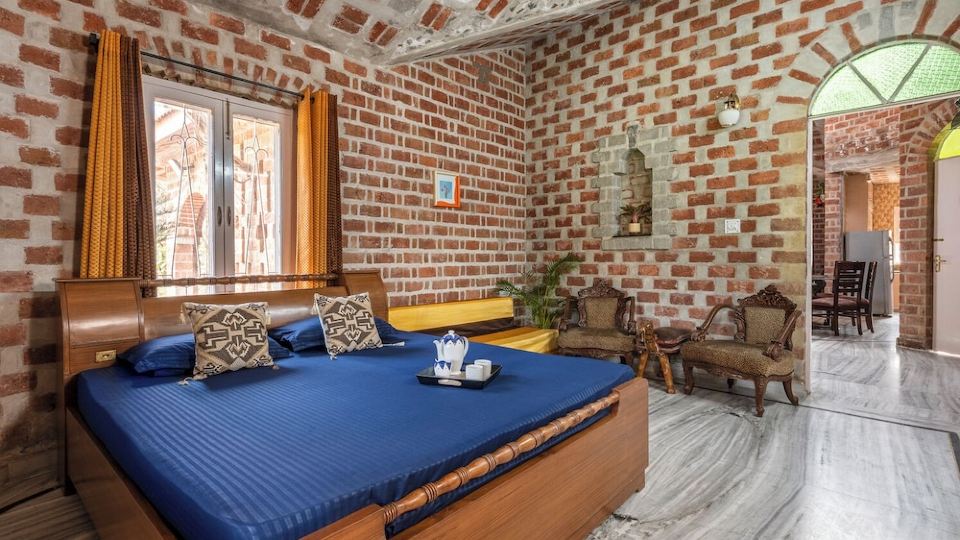 The Orchard Farm, Manesar- Luxury Pet- Friendly Farm with private pool & Jacuzzi