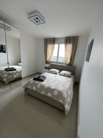 Super 4 Rooms refurbished Отели рядом с достопримечательностью «Университет Клод Бернар Лион 1»