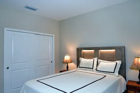 Cozy 2-bedroom condo in peaceful Punta Gorda with WiFi, fitness room