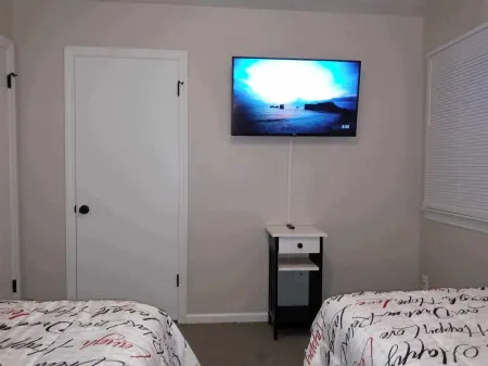 FRESHLY RENOVATED 2 BEDROOM DUPLEX