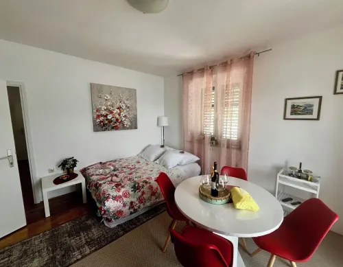 Adriatic Gem: Waterfront home Private Beach & Garden in Serene village near Ston