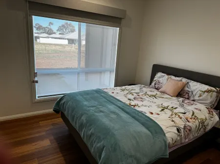 LARGE 6 BEDROOM HOME - SLEEPS 12 - 3 MINUTE DRIVE TO LAKE MULWALA Отели рядом с достопримечательностью «Lake Mulwala Swimming Pool»