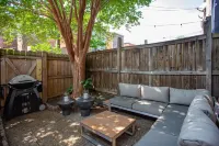 Unique renovated townhouse with private backyard - บังกะโล