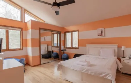 Spacious 4-bedroom house in fabulous Parksville perfect for Spring escape