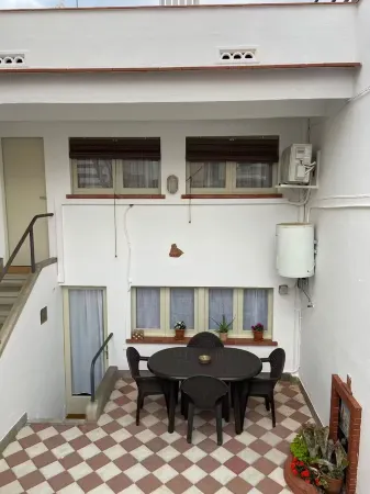 Charming old town house steps from the beach Отели рядом с достопримечательностью «Playa de Ocata»