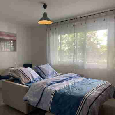 Au Calme et Proche Centre-ville, Studio Rénové Avec Équipements Neufs et Parking Rooms