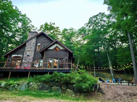 Family Lodge with Hot Tub, AC, Minutes to Lake Placid and Hiking, Pet Friendly