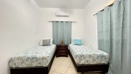 Roatan Villa for 6 with Pool in centric location close to airport