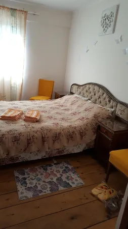 Vacation villa, 350 mp offers a sharesd lounge garden, 20.000 mp, Отели в г. Шербеняса