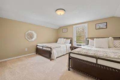 Cozy 3BR Retreat in Downtown Bethlehem - Hot Tub, Trails, Near Ski & Hike Hotels in der Nähe von The Store & Gallery at WREN