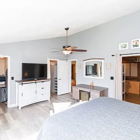 Spacious 5-bedroom house w/ fishing pond, WiFi, hot tub in Grayson Co Mountains