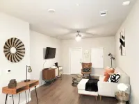 Modern and spacious entire 3 bedroom apartment in a prime lcoation! Hotels in Leon Valley