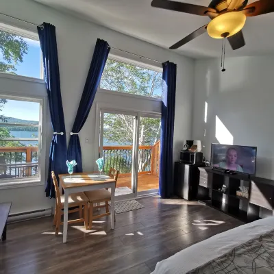 Knotty Pine Cottages, Suites & Motel Rooms Hotel di Victoria County