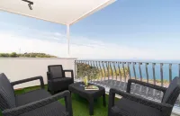 Newly refurbished spacious 2 bedroom apartment in Marciano with amazing sea view