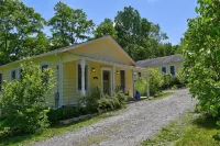 Charming 3Bdr Magnolia Cottage with Seasonal Heated Pool, AC and WiFi in Amenia