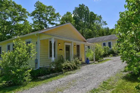 Charming 3Bdr Magnolia Cottage with Seasonal Heated Pool, AC and WiFi in Amenia