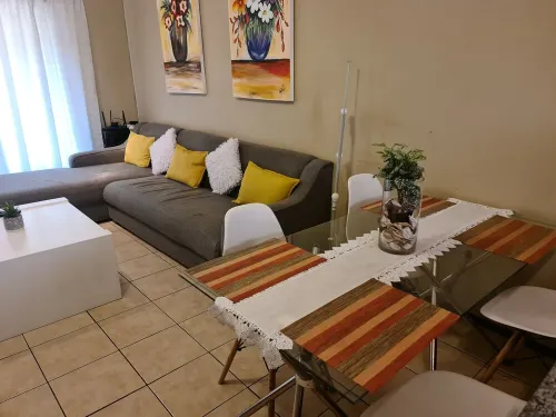 The Retreat, Midrand: - Cozy 2Bed 2Bath Unit. Clean and Family friendly house