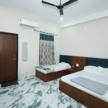 Hotel Shri Balaji Dham, Family Room Near Mathura Railway Station