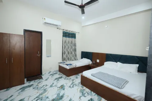 Hotel Shri Balaji Dham, Family Room Near Mathura Railway Station - 발코니