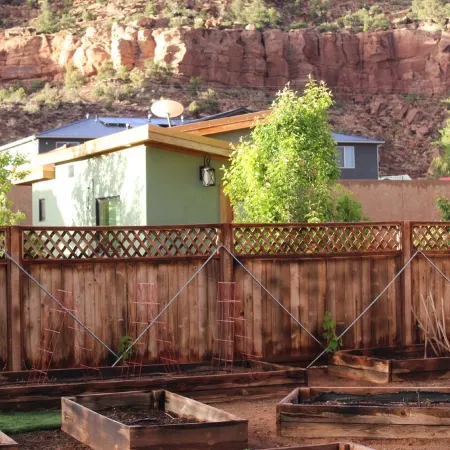 Cozy Orchard cabin with garden, vineyard in delightful Hildale