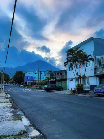 Recently renovated 4 bedroom house San Salvador Отели рядом с достопримечательностью «Собор Святейшего Спасителя»