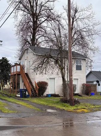 Hogwartz "House Ravenclaw" Themed 2-bd, 1-ba upstairs apartment.